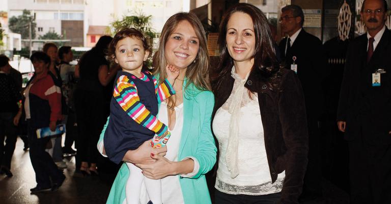 Filha a esposa de Pedro Leonardo celebram os 25 anos do cantor