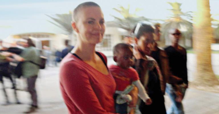 Charlize Theron raspa o cabelo para novo filme