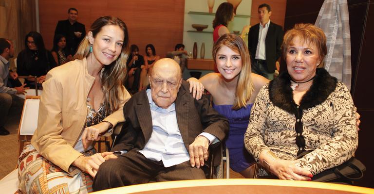 Entre atrizes, Oscar Niemeyer lança nova edição de revista