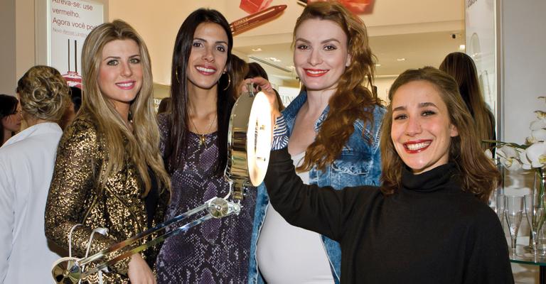 Iris Stefanelli e vips prestigiam lançamento de loja