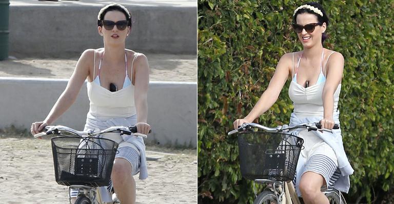 Larissa Riquelme? Katy Perry pedala com celular no decote