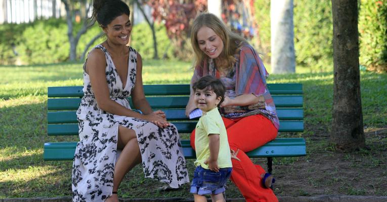 Com barrigão, Angélica grava com Juliana Paes e o fofo Pedro