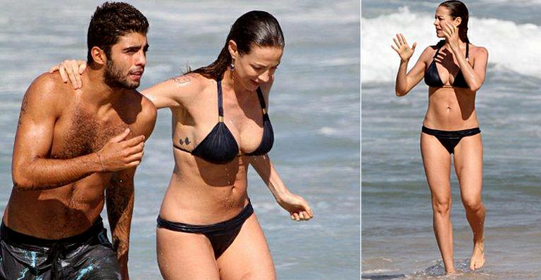 Acompanhada de Pedro Scooby, Luana Piovani exibe corpo escultural nas areias do Leblon