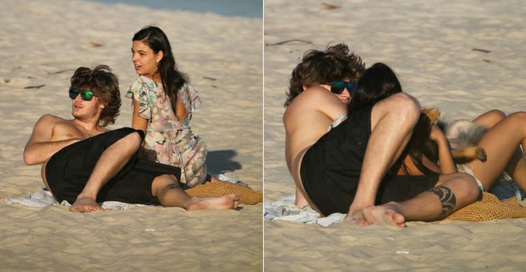 Clima de romance entre Ísis Valverde e o namorado, Tom Rezende, na praia