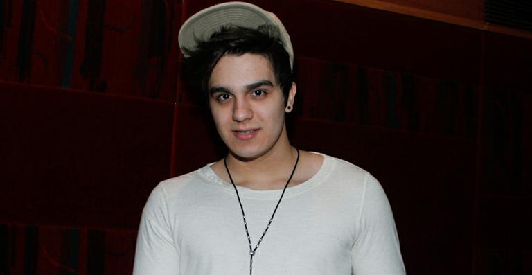 Luan Santana confere sessão de musical em SP