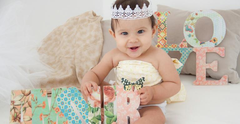 Prestes a completar um ano, filha de Aline Barros dá show de fofura em ensaio fotográfico