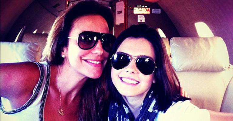 Giovanna Lancellotti pega carona no jatinho particular de Ivete Sangalo