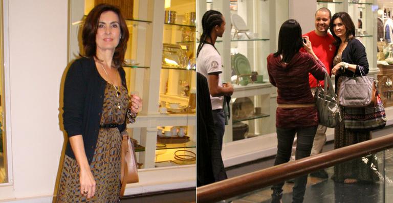 Fátima Bernardes é tietada em shopping no Rio de Janeiro