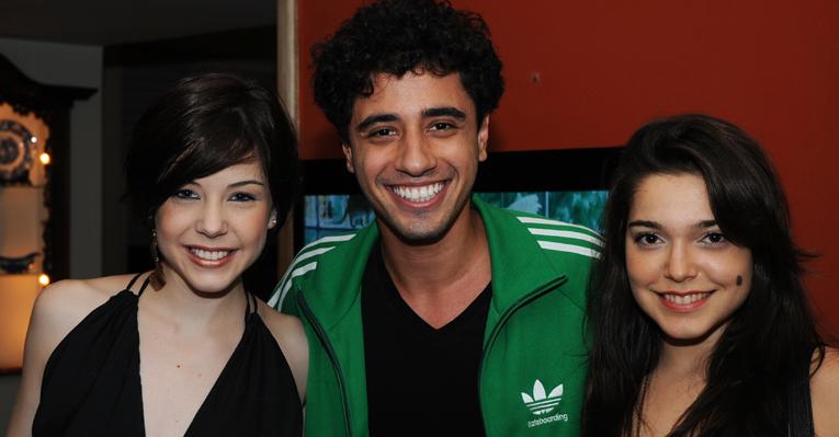 Bia Arantes promove sessão de cinema com colegas de elenco