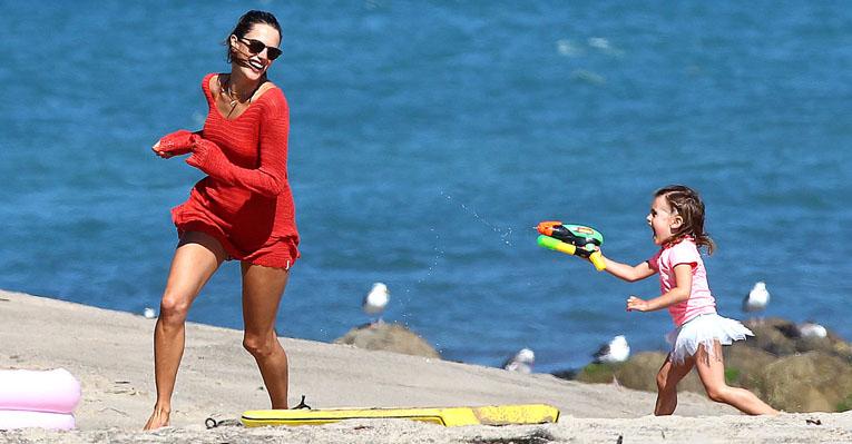 Alessandra Ambrosio se diverte com Anja em praia na Califórnia