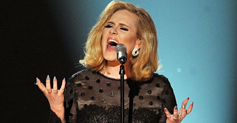 Através de seu Twitter, Adele revela que não está casada
