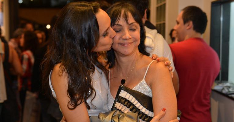 Cininha de Paula tieta a filha Maria Maya no teatro