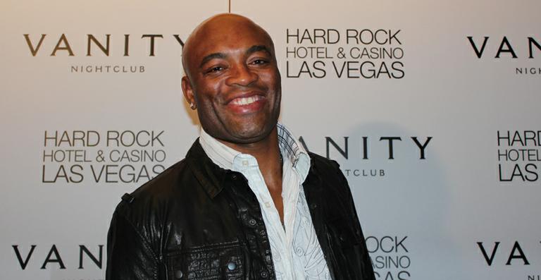 Anderson Silva comemora vitória com balada em Las Vegas e afasta boatos de aposentadoria