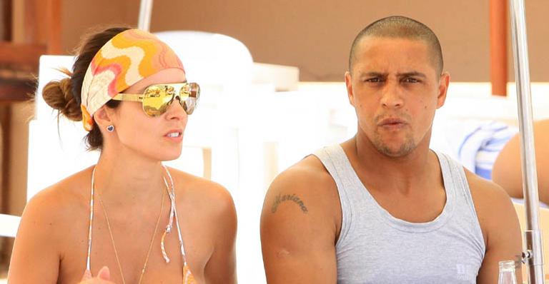 Roberto Carlos: momento romântico ao lado de Mariana Lucon em Ibiza