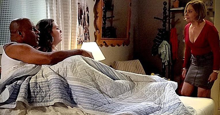 Monalisa flagra Olenka e Silas na cama em ‘Avenida Brasil’