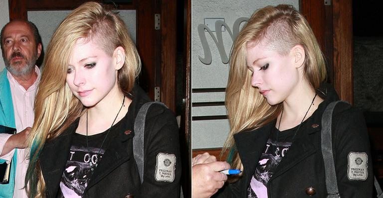 Avril Lavigne surge com parte da cabeça raspada