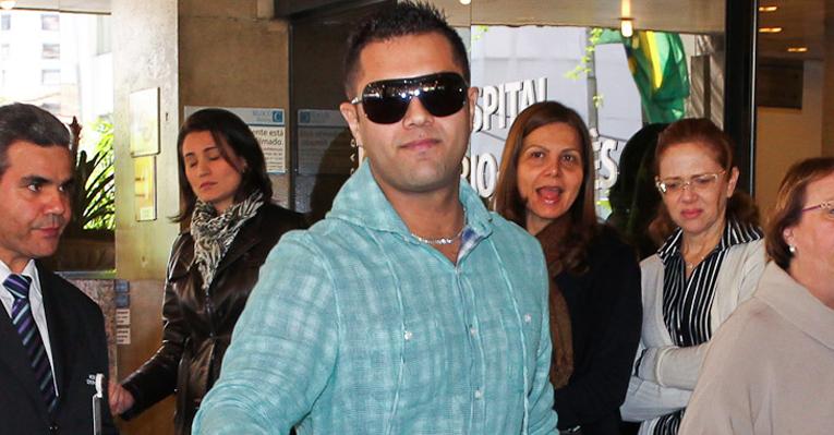 Thiago chega ao hospital para buscar Pedro Leonardo