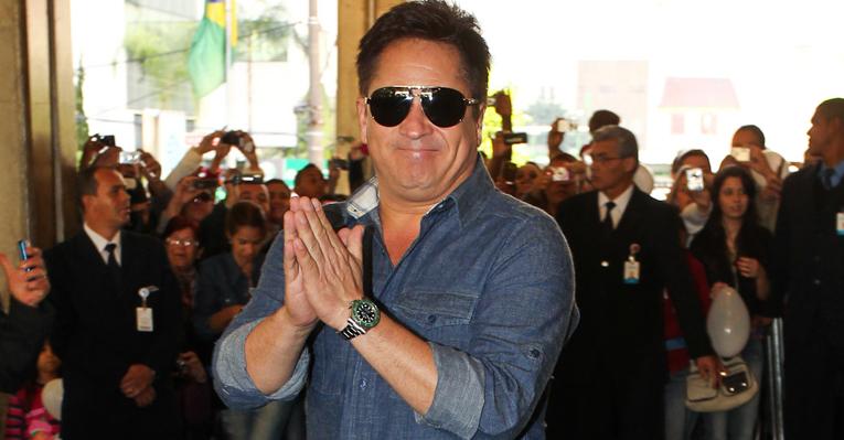 Leonardo não esconde a emoção em buscar Pedro no hospital