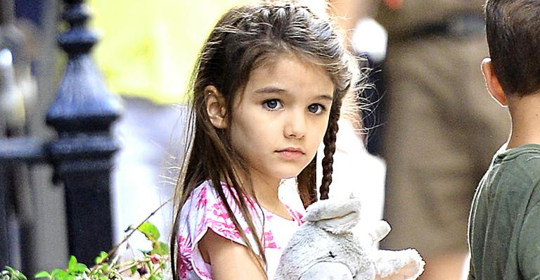Katie Holmes matricula Suri Cruise em colégio católico
