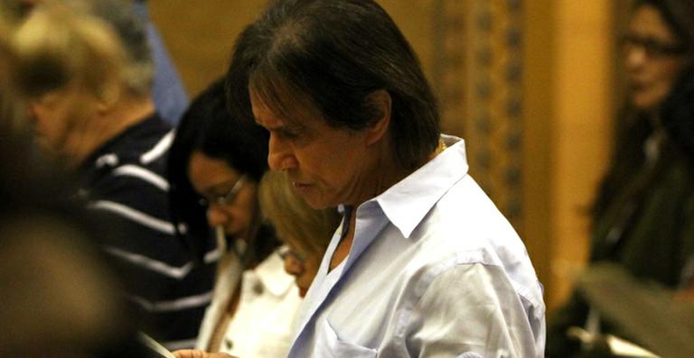 Roberto Carlos reza na missa de sétimo dia da assessora pessoal, Ivone Kassu