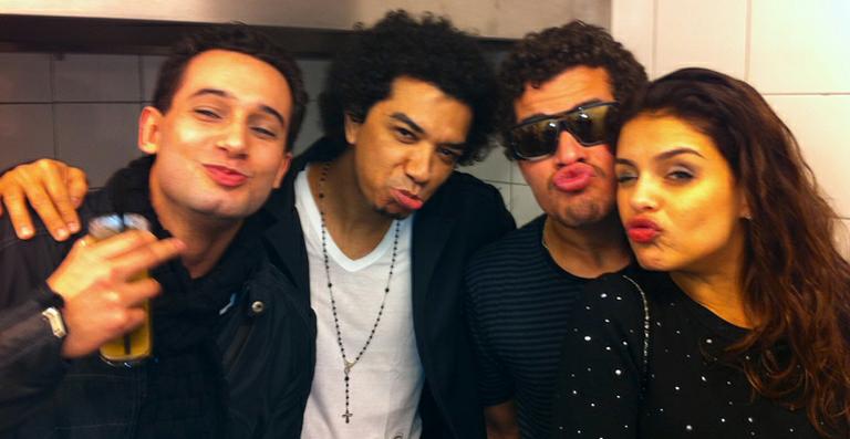 Paloma Bernardi tieta o namorado Thiago Martins durante show em SP
