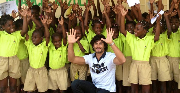 Jesus Luz distribui brinquedos em instituição de Angola