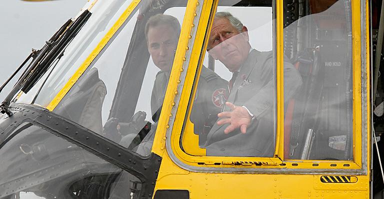 Charles e William pilotam juntos helicóptero da Força Aérea Britânica