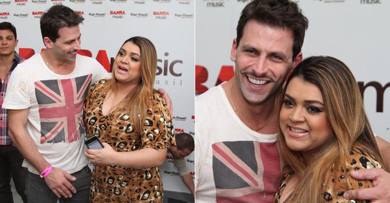 De bigodinho, Henri Castelli se encontra com Preta Gil em show no Rio