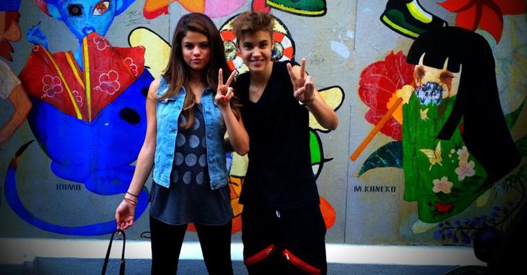 Selena Gomez e Justin Bieber em passeio no Japão