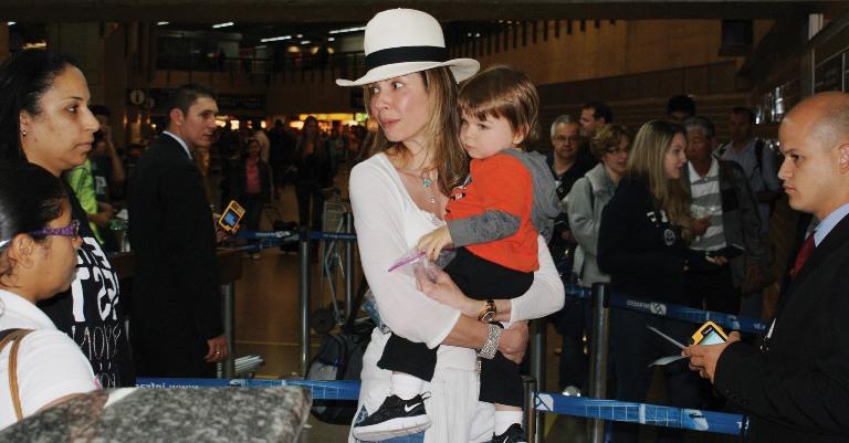 Luciana Gimenez embarca para Nova York com o filho Lorenzo