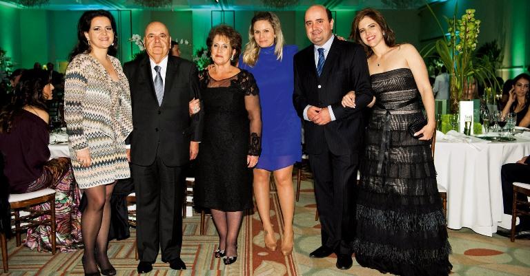 Maria Cândida esbanja elegância em festa de resort