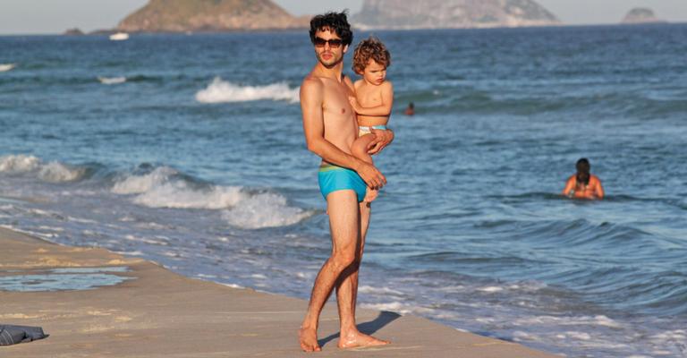 Caio Blat aproveita praia com o filho no Rio de Janeiro