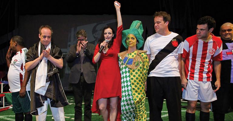 Maria Luisa Mendonça recebe aplausos na pré-estreia de ‘A Falecida’