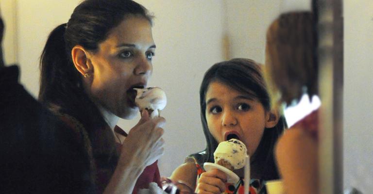 Separada, Katie Holmes leva a filha Suri Cruise à sorveteria em Nova York