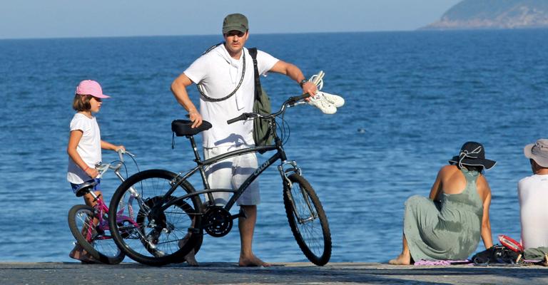 Marcelo Serrado anda de bicicleta com a filha no Rio