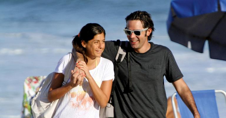Bruno Mazzeo curte praia com Joana Jabace