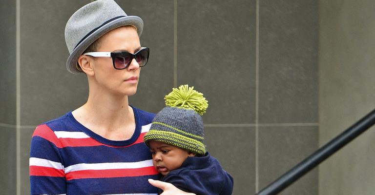Com a cabeça raspada, Charlize Theron passeia com o filho em Beverly Hills