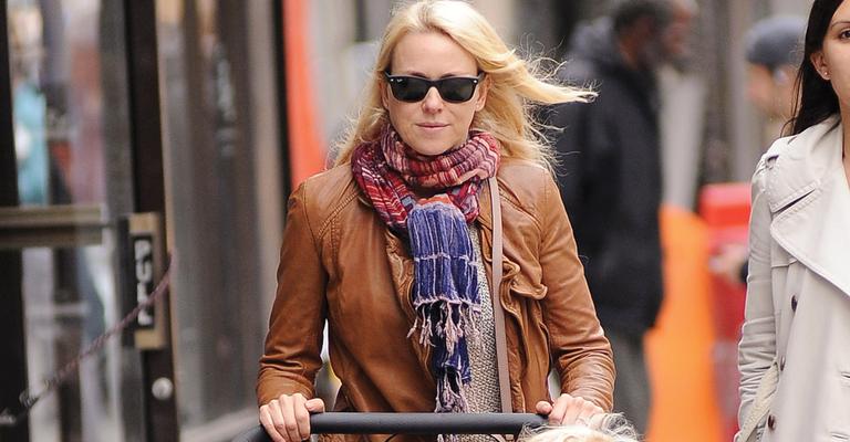 Dedicada, Naomi Watts circula com os filhos em bairro de Nova York