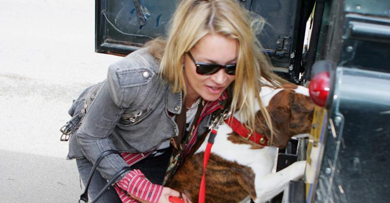 Kate Moss faz caminhada com seu pet Archie na Inglaterra