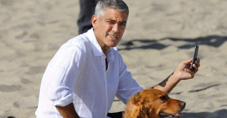 George Clooney descansa em set de comercial na Califórnia