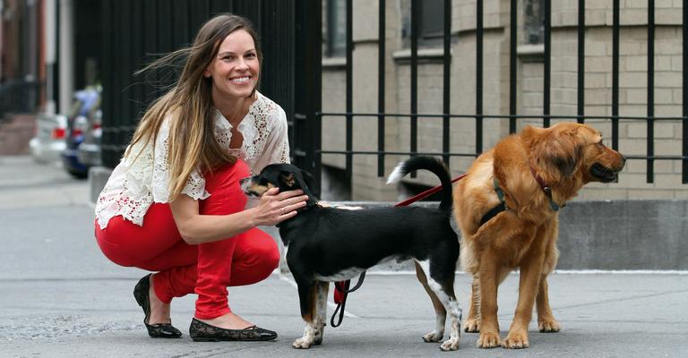 A felicidade de Hilary Swank com seus mascotes