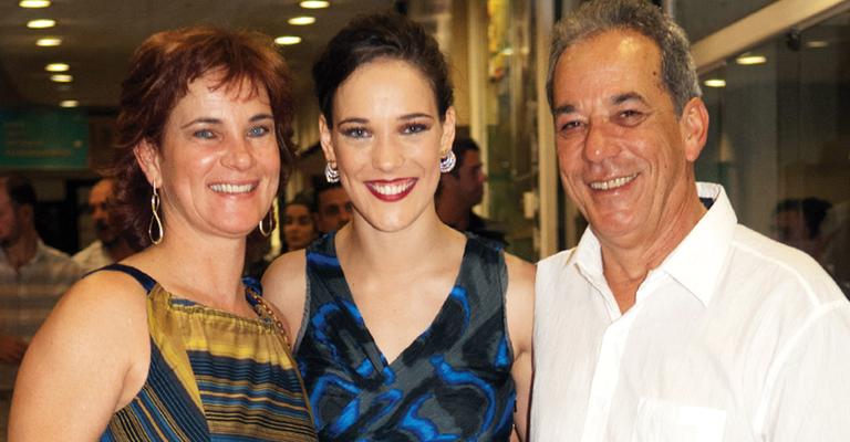 Adriana Birolli é parabenizada pelos pais em reestreia