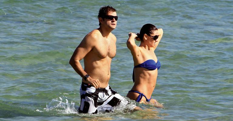 Giovanna Antonelli se diverte com a família na praia