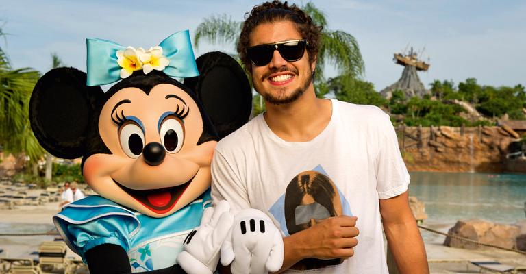 De férias, Caio Castro se encanta com a Minnie, na Disney