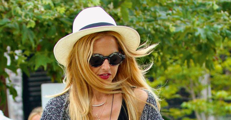 De salto alto, Rachel Zoe passeia com o filho em Malibu