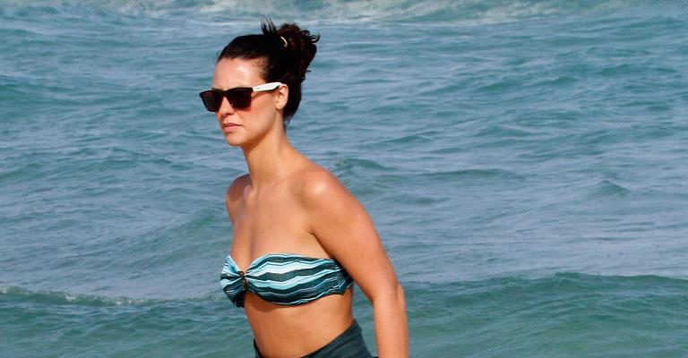 Atriz Camila Rodrigues se bronzeia no Rio de Janeiro