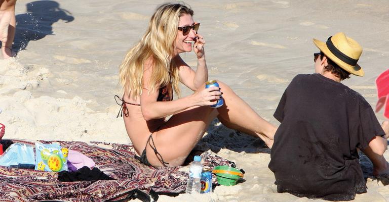 Diretora Amora Mautner se diverte com Débora Falabella na praia