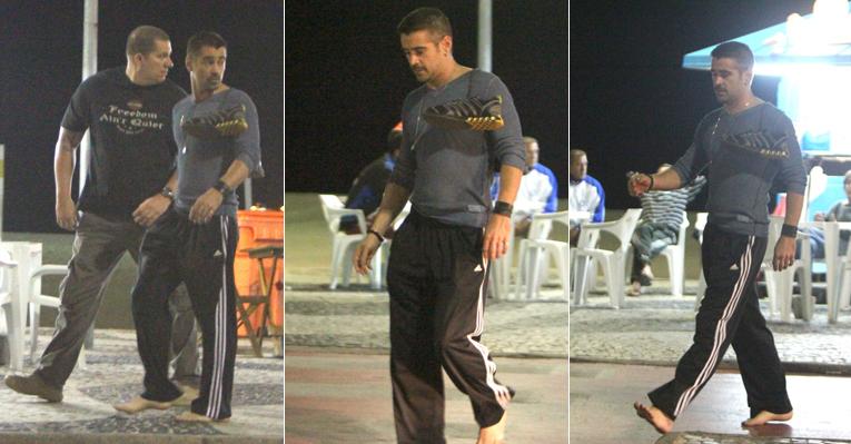 Descalço, Colin Farrell caminha no calçadão do Copacabana