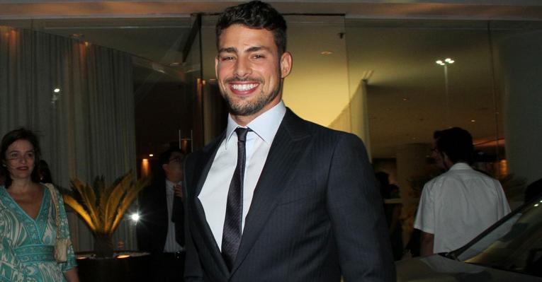 Cauã Reymond celebra a paternidade e o sucesso como Jorginho em ‘Avenida Brasil’