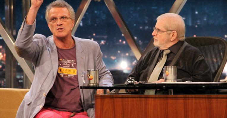 Com look descontraído, Pedro Bial fala sobre sexo no ‘Programa do Jô’